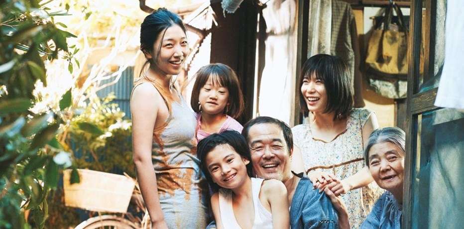 LA STRANA FAMIGLIA DAVANTI ALLA TV SONY